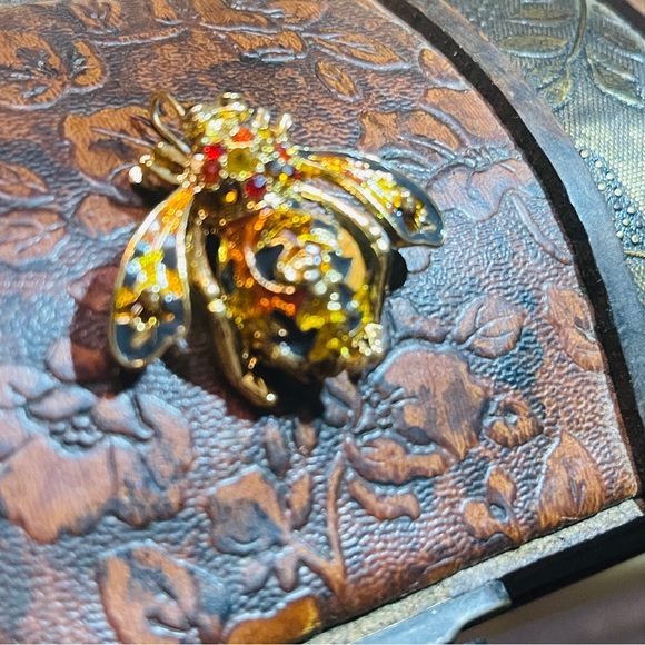 RARE! Joan Rivers “Fall Bee” Signed With Crystals & high quality enamel! - Picture 5 of 16